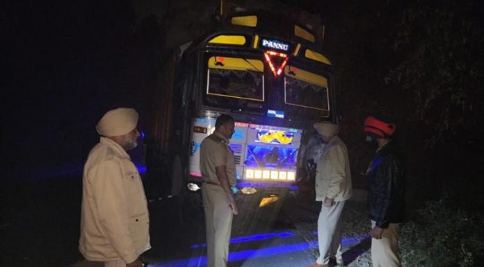 ਮੋਗਾ ‘ਚ ਫਿਰ ਵੱਡਾ ਹਾਦਸਾ : ਝੋਨੇ ਦੀਆਂ ਬੋਰੀਆਂ ਨਾਲ ਭਰੇ ਟਰੱਕ ਤੇ ਕਾਰ ਦੀ ਆਹਮੋ ਸਾਹਮਣੇ ਟੱਕਰ, 5 ਨੌਜਵਾਨਾਂ ਦੀ ਦਰਦਨਾਕ ਮੌਤ