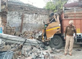 ਸਮਰਾਲਾ ‘ਚ ਸਕਰੈਪ ਨਾਲ ਭਰਿਆ ਟਰੱਕ ਬਿਜਲੀ ਦੇ ਖੰਭੇ ‘ਚ ਵੱਜਾ; ਡਰਾਈਵਰ ਦੀ ਮੌਕੇ ‘ਤੇ ਮੌਤ