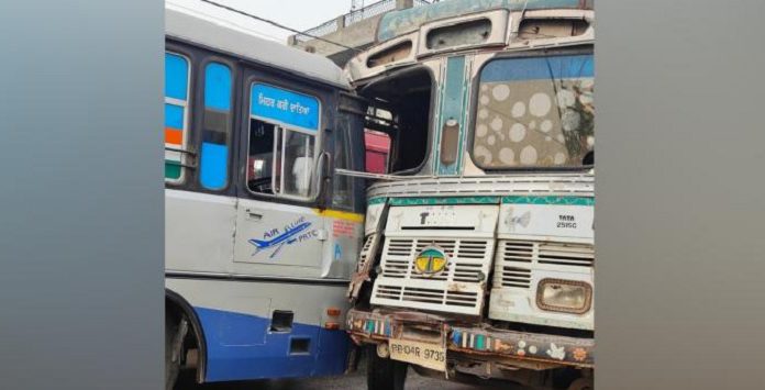 ਫਰੀਦਕੋਟ : ਤੇਜ਼ ਰਫਤਾਰ ਬੱਸ ਨੇ ਟਰੱਕ ਨੂੰ ਮਾਰੀ ਭਿਆਨਕ ਟੱਕਰ; ਬੱਚਿਆਂ ਸਣੇ 10 ਸਵਾਰੀਆਂ ਗੰਭੀਰ ਜ਼ਖ਼ਮੀ