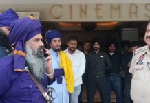 ਅੰਮ੍ਰਿਤਸਰ ‘ਚ ‘ਦਾਸਤਾਨ-ਏ-ਸਰਹਿੰਦ’ ਫਿਲਮ ਦਾ ਨਿਹੰਗ ਸਿੰਘਾਂ ਨੇ ਕੀਤਾ ਵਿਰੋਧ; ਥਿਏਟਰ ‘ਚ ਰੁਕਵਾਈ ਚੱਲਦੀ ਫਿਲਮ
