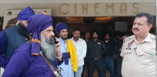 ਅੰਮ੍ਰਿਤਸਰ ‘ਚ ‘ਦਾਸਤਾਨ-ਏ-ਸਰਹਿੰਦ’ ਫਿਲਮ ਦਾ ਨਿਹੰਗ ਸਿੰਘਾਂ ਨੇ ਕੀਤਾ ਵਿਰੋਧ; ਥਿਏਟਰ ‘ਚ ਰੁਕਵਾਈ ਚੱਲਦੀ ਫਿਲਮ