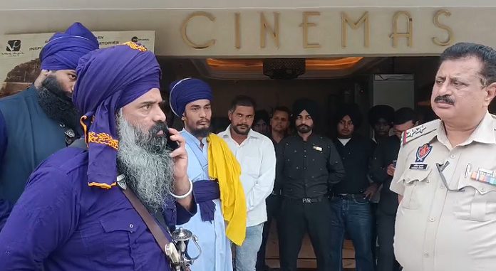 ਅੰਮ੍ਰਿਤਸਰ ‘ਚ ‘ਦਾਸਤਾਨ-ਏ-ਸਰਹਿੰਦ’ ਫਿਲਮ ਦਾ ਨਿਹੰਗ ਸਿੰਘਾਂ ਨੇ ਕੀਤਾ ਵਿਰੋਧ; ਥਿਏਟਰ ‘ਚ ਰੁਕਵਾਈ ਚੱਲਦੀ ਫਿਲਮ