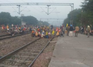 ਪਟਿਆਲਾ ‘ਚ ਰੇਲਵੇ ਟਰੈਕ ‘ਤੇ ਸਾਬਕਾ ਫੌਜੀਆਂ ਵੱਲੋਂ ਧਰਨਾ, ਵਨ ਰੈਂਕ-ਵਨ ਪੈਨਸ਼ਨ ਨੂੰ ਲੈ ਕੇ ਕਰ ਰਹੇ ਹਨ ਪ੍ਰਦਰਸ਼ਨ