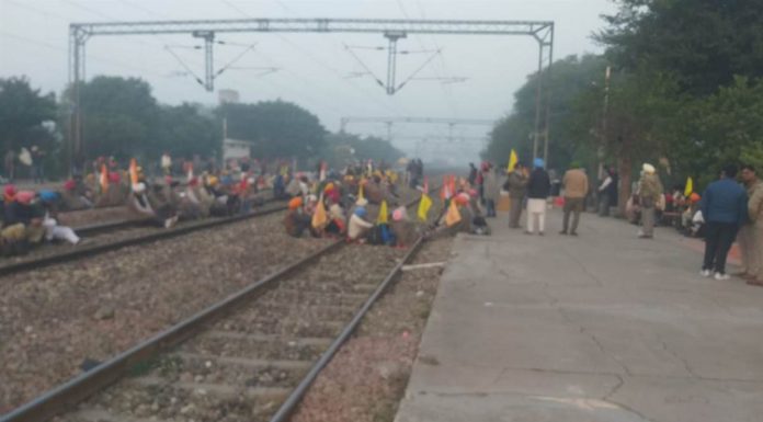 ਪਟਿਆਲਾ ‘ਚ ਰੇਲਵੇ ਟਰੈਕ ‘ਤੇ ਸਾਬਕਾ ਫੌਜੀਆਂ ਵੱਲੋਂ ਧਰਨਾ, ਵਨ ਰੈਂਕ-ਵਨ ਪੈਨਸ਼ਨ ਨੂੰ ਲੈ ਕੇ ਕਰ ਰਹੇ ਹਨ ਪ੍ਰਦਰਸ਼ਨ