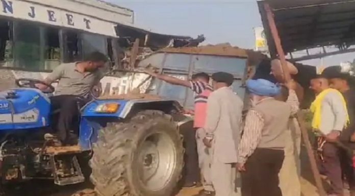 ਨਵਾਂਸ਼ਹਿਰ : ਤੇਜ਼ ਰਫਤਾਰ ਬੱਸ ਨੇ ਟਰਾਲੀ ਨੂੰ ਮਾਰੀ ਭਿਆਨਕ ਟੱਕਰ; ਡਰਾਈਵਰ ਸਮੇਤ 4 ਸਵਾਰੀਆਂ ਗੰਭੀਰ ਜ਼ਖ਼ਮੀ