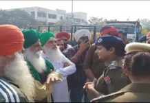 ਫਤਿਹਗੜ੍ਹ ਸਾਹਿਬ ‘ਚ ਪ੍ਰਦਰਸ਼ਨ ਕਰਦੇ ਕਿਸਾਨਾਂ ਨੂੰ ਪੁਲਿਸ ਨੇ ਰੋਕਿਆ, ਟਰਾਲੀਆਂ ‘ਚ ਪਰਾਲੀ ਲਿਜਾ ਰਹੇ ਸੀ DC ਦਫਤਰ