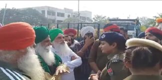 ਫਤਿਹਗੜ੍ਹ ਸਾਹਿਬ ‘ਚ ਪ੍ਰਦਰਸ਼ਨ ਕਰਦੇ ਕਿਸਾਨਾਂ ਨੂੰ ਪੁਲਿਸ ਨੇ ਰੋਕਿਆ, ਟਰਾਲੀਆਂ ‘ਚ ਪਰਾਲੀ ਲਿਜਾ ਰਹੇ ਸੀ DC ਦਫਤਰ