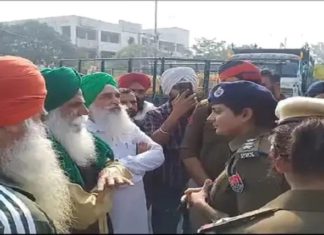 ਫਤਿਹਗੜ੍ਹ ਸਾਹਿਬ ‘ਚ ਪ੍ਰਦਰਸ਼ਨ ਕਰਦੇ ਕਿਸਾਨਾਂ ਨੂੰ ਪੁਲਿਸ ਨੇ ਰੋਕਿਆ, ਟਰਾਲੀਆਂ ‘ਚ ਪਰਾਲੀ ਲਿਜਾ ਰਹੇ ਸੀ DC ਦਫਤਰ