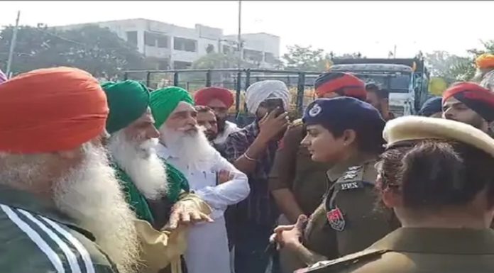 ਫਤਿਹਗੜ੍ਹ ਸਾਹਿਬ ‘ਚ ਪ੍ਰਦਰਸ਼ਨ ਕਰਦੇ ਕਿਸਾਨਾਂ ਨੂੰ ਪੁਲਿਸ ਨੇ ਰੋਕਿਆ, ਟਰਾਲੀਆਂ ‘ਚ ਪਰਾਲੀ ਲਿਜਾ ਰਹੇ ਸੀ DC ਦਫਤਰ