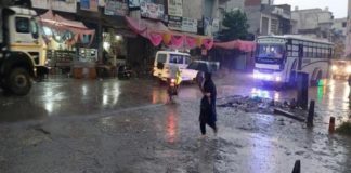 ਪੰਜਾਬ ‘ਚ ਕਈ ਥਾਵਾਂ ‘ਤੇ ਪੈ ਰਹੇ ਭਾਰੀ ਮੀਂਹ ਨਾਲ ਵਧੀ ਠੰਡ, ਬੱਦਲ ਕਰਕੇ ਦਿਨ ਵੇਲੇ ਹੋਇਆ ਹਨੇਰਾ