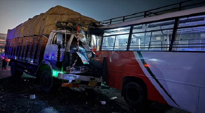 ਉਤਰ ਪ੍ਰਦੇਸ਼ : ਸਵਾਰੀਆਂ ਨਾਲ ਭਰੀ ਬੱਸ ‘ਚ ਟਰੱਕ ਨੇ ਮਾਰੀ ਭਿਆਨਕ ਟੱਕਰ, 6 ਦੀ ਮੌਤ, 27 ਗੰਭੀਰ ਜ਼ਖਮੀ