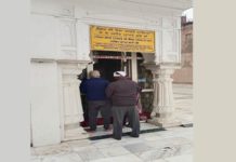 ਵੱਡੀ ਖਬਰ : ਸ੍ਰੀ ਦਰਬਾਰ ਸਾਹਿਬ ਦੇ ਕਾਊਂਟਰ ਤੋਂ 1 ਲੱਖ ਰੁਪਏ ਚੋਰੀ; ਗੱਲੇ ‘ਚੋਂ ਪੈਸੇ ਕੱਢ ਕੇ ਭੱਜਿਆ ਵਿਅਕਤੀ