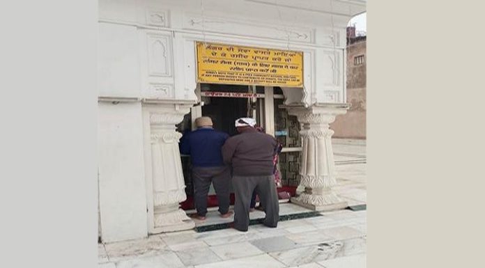 ਵੱਡੀ ਖਬਰ : ਸ੍ਰੀ ਦਰਬਾਰ ਸਾਹਿਬ ਦੇ ਕਾਊਂਟਰ ਤੋਂ 1 ਲੱਖ ਰੁਪਏ ਚੋਰੀ; ਗੱਲੇ ‘ਚੋਂ ਪੈਸੇ ਕੱਢ ਕੇ ਭੱਜਿਆ ਵਿਅਕਤੀ