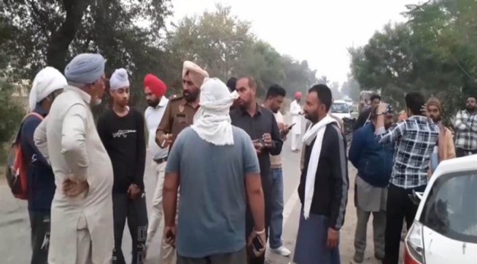 ਮੋਗਾ : ਸੜਕ ਹਾਦਸੇ ‘ਚ ਪਿਓ-ਧੀ ਦੀ ਮੌਤ, ਖੜ੍ਹੇ ਟਰੈਕਟਰ-ਟਰਾਲੀ ‘ਚ ਵੱਜੀ ਕਾਰ; ਦਵਾਈ ਲੈਣ ਜਾ ਰਹੇ ਸੀ ਦੋਵੇਂ