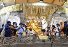 ਅੰਮ੍ਰਿਤਸਰ : ਨਿਹੰਗ ਸਿੰਘਾਂ ਨੇ ਨਿਹੰਗ ਮੁਖੀ ਨੂੰ ਥਾਪਿਆ ਜਥੇਦਾਰ ! ਸ੍ਰੀ ਅਕਾਲ ਤਖ਼ਤ ਸਾਹਿਬ ਦੀ ਫਸੀਲ ‘ਤੇ ਖੜ੍ਹੇ ਹੋ ਕੇ ਕੀਤਾ ਐਲਾਨ