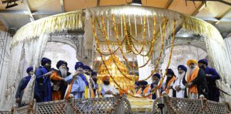 ਅੰਮ੍ਰਿਤਸਰ : ਨਿਹੰਗ ਸਿੰਘਾਂ ਨੇ ਨਿਹੰਗ ਮੁਖੀ ਨੂੰ ਥਾਪਿਆ ਜਥੇਦਾਰ ! ਸ੍ਰੀ ਅਕਾਲ ਤਖ਼ਤ ਸਾਹਿਬ ਦੀ ਫਸੀਲ ‘ਤੇ ਖੜ੍ਹੇ ਹੋ ਕੇ ਕੀਤਾ ਐਲਾਨ
