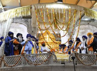 ਅੰਮ੍ਰਿਤਸਰ : ਨਿਹੰਗ ਸਿੰਘਾਂ ਨੇ ਨਿਹੰਗ ਮੁਖੀ ਨੂੰ ਥਾਪਿਆ ਜਥੇਦਾਰ ! ਸ੍ਰੀ ਅਕਾਲ ਤਖ਼ਤ ਸਾਹਿਬ ਦੀ ਫਸੀਲ ‘ਤੇ ਖੜ੍ਹੇ ਹੋ ਕੇ ਕੀਤਾ ਐਲਾਨ