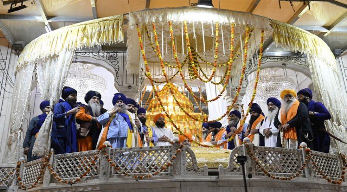 ਅੰਮ੍ਰਿਤਸਰ : ਨਿਹੰਗ ਸਿੰਘਾਂ ਨੇ ਨਿਹੰਗ ਮੁਖੀ ਨੂੰ ਥਾਪਿਆ ਜਥੇਦਾਰ ! ਸ੍ਰੀ ਅਕਾਲ ਤਖ਼ਤ ਸਾਹਿਬ ਦੀ ਫਸੀਲ ‘ਤੇ ਖੜ੍ਹੇ ਹੋ ਕੇ ਕੀਤਾ ਐਲਾਨ