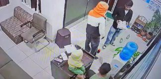 ਫਰੀਦਕੋਟ : ਅਣਪਛਾਤਿਆਂ ਨੇ ਡਾਕਟਰ ਨੂੰ ਕਲੀਨਿਕ ‘ਤੇ ਜਾ ਕੇ ਦਿੱਤੀ ਦੀਵਾਲੀ ਦੀ ਮਠਿਆਈ; ਡੱਬੇ ‘ਚੋਂ ਨਿਕਲੀ 2 ਲੱਖ ਫਿਰੌਤੀ ਦੀ ਚਿੱਠੀ