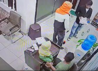 ਫਰੀਦਕੋਟ : ਅਣਪਛਾਤਿਆਂ ਨੇ ਡਾਕਟਰ ਨੂੰ ਕਲੀਨਿਕ ‘ਤੇ ਜਾ ਕੇ ਦਿੱਤੀ ਦੀਵਾਲੀ ਦੀ ਮਠਿਆਈ; ਡੱਬੇ ‘ਚੋਂ ਨਿਕਲੀ 2 ਲੱਖ ਫਿਰੌਤੀ ਦੀ ਚਿੱਠੀ