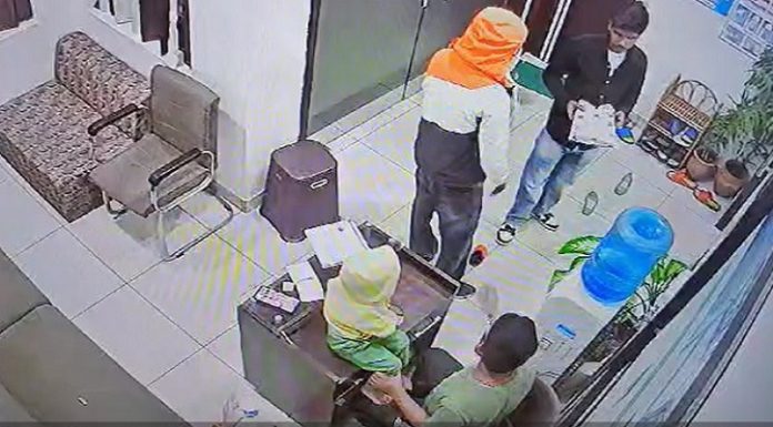 ਫਰੀਦਕੋਟ : ਅਣਪਛਾਤਿਆਂ ਨੇ ਡਾਕਟਰ ਨੂੰ ਕਲੀਨਿਕ ‘ਤੇ ਜਾ ਕੇ ਦਿੱਤੀ ਦੀਵਾਲੀ ਦੀ ਮਠਿਆਈ; ਡੱਬੇ ‘ਚੋਂ ਨਿਕਲੀ 2 ਲੱਖ ਫਿਰੌਤੀ ਦੀ ਚਿੱਠੀ