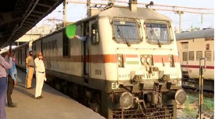 ਚਲਦੀ ਟਰੇਨ ‘ਚ ਯਾਤਰੀਆਂ ਨੂੰ ਖਿਲਾਇਆ ਜ਼ਹਿਰ! ਭਾਰਤ ਗੌਰਵ ਐਕਸਪ੍ਰੈਸ ‘ਚ ਵਿਗੜੀ 80 ਲੋਕਾਂ ਦੀ ਤਬੀਅਤ