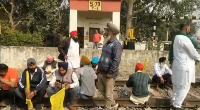 Breaking : ਜਲੰਧਰ ‘ਚ ਕਿਸਾਨਾਂ ਨੇ ਹਾਈਵੇ ਤੋਂ ਬਾਅਦ ਅਣਮਿੱਥੇ ਸਮੇਂ ਲਈ ਰੇਲਵੇ ਟਰੈਕ ਕੀਤੇ ਬੰਦ; ਧਰਨੇ ‘ਤੇ ਬੈਠੀਆਂ ਜਥੇਬੰਦੀਆਂ