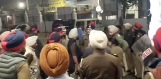 ਸੁਲਤਾਨਪੁਰ ਲੋਧੀ ‘ਚ ਭਾਰੀ ਤਣਾਅ; ਪੁਲਿਸ ਨੇ ਗੁਰਦੁਆਰਾ ਅਕਾਲ ਬੁੰਗਾ ਸਾਹਿਬ ਦਾ ਇਲਾਕਾ ਕੀਤਾ ਸੀਲ