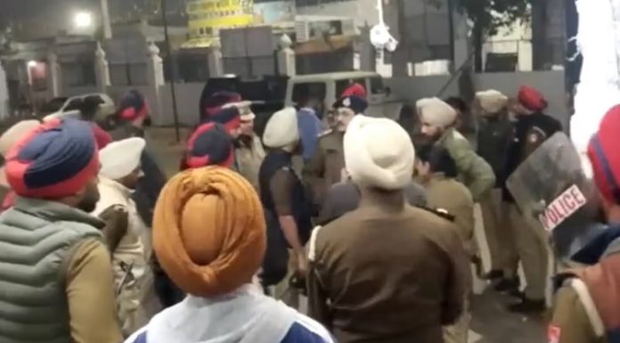 ਸੁਲਤਾਨਪੁਰ ਲੋਧੀ ‘ਚ ਭਾਰੀ ਤਣਾਅ; ਪੁਲਿਸ ਨੇ ਗੁਰਦੁਆਰਾ ਅਕਾਲ ਬੁੰਗਾ ਸਾਹਿਬ ਦਾ ਇਲਾਕਾ ਕੀਤਾ ਸੀਲ