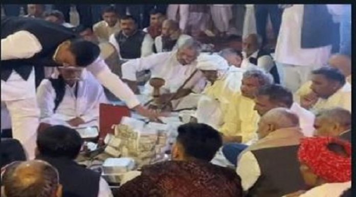 ਭਾਣਜੀ ਦੇ ਵਿਆਹ ’ਤੇ ਮਾਮੇ ਨੇ ਕੀਤੀ ਮਿਸਾਲ ਪੇਸ਼; 1 ਕਰੋੜ ਤੋਂ ਵੱਧ ਦਾ ਦਿੱਤਾ ਨਕਦ ਸ਼ਗਨ, ਨੋਟਾਂ ਦੇ ਬੰਡਲਾਂ ਦੀਆਂ ਲਾਈਆਂ ਢੇਰੀਆਂ