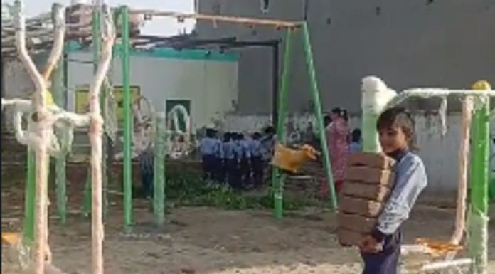 ਫਿਰੋਜ਼ਪੁਰ : ਸਵੇਰ ਦੀ ਪ੍ਰਾਰਥਨਾ ਵੇਲੇ ਸਕੂਲ ‘ਚ ਇੱਟਾਂ ਚੁੱਕਦੇ ਨਜ਼ਰ ਆਏ ਮਾਸੂਮ ਬੱਚੇ, ਵੀਡੀਓ ਵਾਇਰਲ