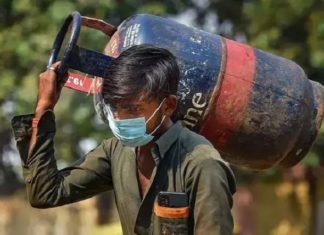 ਨਵੇਂ ਸਾਲ ਤੋਂ ਪਹਿਲਾਂ ਗਾਹਕਾਂ ਲਈ ਚੰਗੀ ਖਬਰ : ਦੇਸ਼ ਭਰ ‘ਚ ਗੈਸ ਸਿਲੰਡਰ ਦੀਆਂ ਘਟੀਆਂ ਕੀਮਤਾਂ