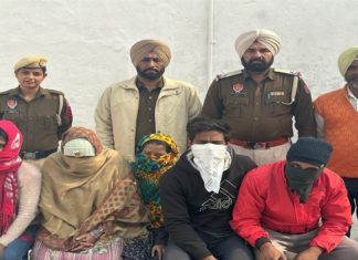 ਬਠਿੰਡਾ : ਔਰਤਾਂ ਦਾ ਸਹਾਰਾ ਲੈ ਕੇ ਰਾਹਗੀਰ ਲੁੱਟਣ ਵਾਲੇ 5 ਗ੍ਰਿਫਤਾਰ, ਗਿਰੋਹ ਦੇ ਮਰਦ ਮੈਂਬਰ ਲੁੱਕ ਕੇ ਪਿੱਛੋਂ ਕਰਦੇ ਸਨ ਹਮਲਾ