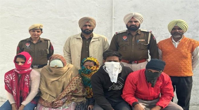 ਬਠਿੰਡਾ : ਔਰਤਾਂ ਦਾ ਸਹਾਰਾ ਲੈ ਕੇ ਰਾਹਗੀਰ ਲੁੱਟਣ ਵਾਲੇ 5 ਗ੍ਰਿਫਤਾਰ, ਗਿਰੋਹ ਦੇ ਮਰਦ ਮੈਂਬਰ ਲੁੱਕ ਕੇ ਪਿੱਛੋਂ ਕਰਦੇ ਸਨ ਹਮਲਾ