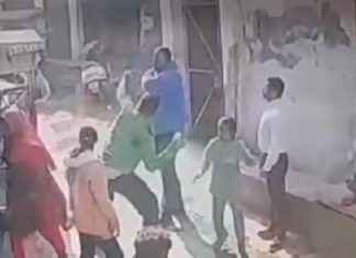 ਲੁਧਿਆਣਾ : ਘਰ ਅੱਗੇ ਐਕਟਿਵਾ ਖੜ੍ਹੀ ਹੋਣ ਨੂੰ ਲੈ ਕੇ 2 ਧਿਰਾਂ ‘ਚ ਚੱਲੇ ਇੱਟਾਂ-ਰੋੜੇ, ਮੁਹੱਲੇ ਵਾਲਿਆਂ ਇਕ ਧਿਰ ‘ਤੇ ਚਿੱਟਾ ਵੇਚਣ ਦੇ ਲਗਾਏ ਆਰੋਪ