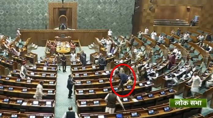 ਲੋਕ ਸਭਾ ਦੀ ਸੁਰੱਖਿਆ ‘ਚ ਵੱਡੀ ਕੁਤਾਹੀ : ਗੈਲਰੀ ਤੋਂ 2 ਲੋਕਾਂ ਨੇ ਮਾਰੀ ਛਾਲ, ਸੁੱਟੀ ਗੈਸ ਵਾਲੀ ਚੀਜ਼