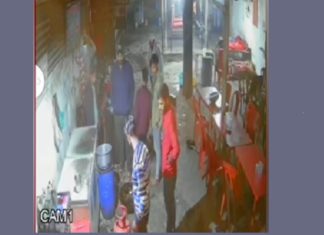 ਲੁਧਿਆਣਾ : ਇਕ ਆਂਡੇ ਨੂੰ ਲੈ ਕੇ ਸ਼ਰਾਬੀ ਨੌਜਵਾਨਾਂ ਨੇ ਅਹਾਤੇ ਵਾਲਾ ਦਾ ਸਿਰ ਪਾੜਿਆ, ਲੋਹੇ ਦੇ ਗੇਟ ਦੇ ਆਰ-ਪਾਰ ਹੋਈ ਫਾਇਰਿੰਗ ਦੌਰਾਨ ਚੱਲੀ ਗੋਲ਼ੀ