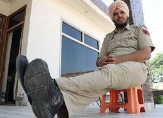 7.6 ਫੁੱਟ ਲੰਬੇ ਪੁਲਿਸ ਵਾਲੇ ਦੀ ਗ੍ਰਿਫ਼ਤਾਰੀ ਮਾਮਲੇ ‘ਚ ਨਵਾਂ ਖੁਲਾਸਾ : ਪਤੀ ਜਿਸ ਨਸ਼ੇ ਦਾ ਕਰਦਾ ਰਿਹਾ ਕਾਰੋਬਾਰ, ਪਤਨੀ ਉਸੇ ਦੀ ਹੋਈ ਸ਼ਿਕਾਰ