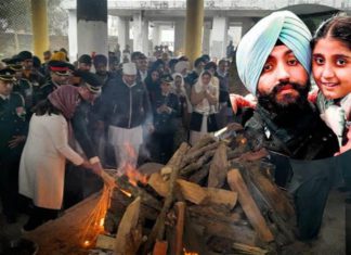 ਜਲੰਧਰ : ਲੈਫਟੀਨੈਂਟ ਕਰਨਲ ਕਰਨਬੀਰ ਸਿੰਘ ਦਾ ਅੰਤਿਮ ਸੰਸਕਾਰ, 19 ਸਾਲਾ ਧੀ ਗੁਨੀਤ ਨੇ ਦਿੱਤੀ ਚਿਖਾ ਨੂੰ ਅਗਨੀ