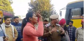 ਜਲੰਧਰ : ਪੈਸੇ ਮੰਗਣ ਬੱਸ ‘ਚ ਚੜ੍ਹੇ ਕਿੰਨਰ ਨੂੰ ਸਵਾਰੀ ਨੇ ਕੁੱਟਿਆ, ਬੱਸ ਸਟੈਂਡ ‘ਤੇ ਹੋਇਆ ਭਾਰੀ ਹੰਗਾਮਾ