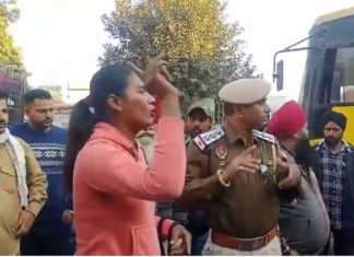 ਜਲੰਧਰ : ਪੈਸੇ ਮੰਗਣ ਬੱਸ ‘ਚ ਚੜ੍ਹੇ ਕਿੰਨਰ ਨੂੰ ਸਵਾਰੀ ਨੇ ਕੁੱਟਿਆ, ਬੱਸ ਸਟੈਂਡ ‘ਤੇ ਹੋਇਆ ਭਾਰੀ ਹੰਗਾਮਾ