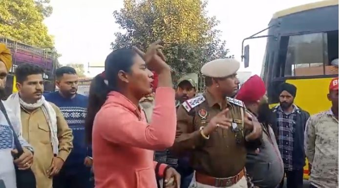 ਜਲੰਧਰ : ਪੈਸੇ ਮੰਗਣ ਬੱਸ ‘ਚ ਚੜ੍ਹੇ ਕਿੰਨਰ ਨੂੰ ਸਵਾਰੀ ਨੇ ਕੁੱਟਿਆ, ਬੱਸ ਸਟੈਂਡ ‘ਤੇ ਹੋਇਆ ਭਾਰੀ ਹੰਗਾਮਾ