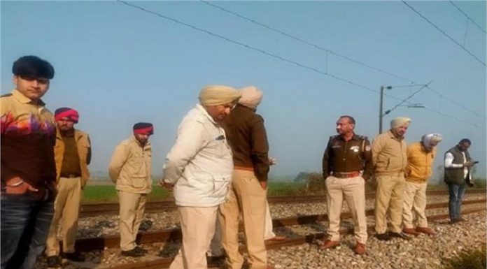 ਜਲੰਧਰ : ਪਿੰਡ ਧੋਗੜੀ ਦੇ ਮੁੰਡੇ ਦੀ ਰੇਲਵੇ ਟਰੈਕ ਤੋਂ ਮਿਲੀ ਲਾਸ਼, ਪਰਿਵਾਰਕ ਮੈਂਬਰਾਂ ਦਾ ਇਲਜ਼ਾਮ- ਸਾਡੇ ਮੁੰਡੇ ਦਾ ਦੋਸਤਾਂ ਨੇ ਕੀਤਾ ਕਤਲ
