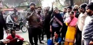 ਮਾਂ-ਬੇਟੀ ਨੂੰ ਟਰੱਕ ਨੇ ਕੁਚਲਿਆ : ਦੋਵਾਂ ਦੇ ਸਿਰ ਉਤੋਂ ਲੰਘਿਆ ਟਾਇਰ, ਮਾਂ ਦੀ ਮੌਕੇ ‘ਤੇ ਮੌਤ, 4 ਸਾਲਾ ਬੇਟੀ ਹਸਪਤਾਲ ਜਾ ਕੇ ਮੁੱਕੀ