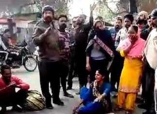 ਮਾਂ-ਬੇਟੀ ਨੂੰ ਟਰੱਕ ਨੇ ਕੁਚਲਿਆ : ਦੋਵਾਂ ਦੇ ਸਿਰ ਉਤੋਂ ਲੰਘਿਆ ਟਾਇਰ, ਮਾਂ ਦੀ ਮੌਕੇ ‘ਤੇ ਮੌਤ, 4 ਸਾਲਾ ਬੇਟੀ ਹਸਪਤਾਲ ਜਾ ਕੇ ਮੁੱਕੀ