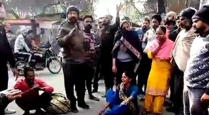 ਮਾਂ-ਬੇਟੀ ਨੂੰ ਟਰੱਕ ਨੇ ਕੁਚਲਿਆ : ਦੋਵਾਂ ਦੇ ਸਿਰ ਉਤੋਂ ਲੰਘਿਆ ਟਾਇਰ, ਮਾਂ ਦੀ ਮੌਕੇ ‘ਤੇ ਮੌਤ, 4 ਸਾਲਾ ਬੇਟੀ ਹਸਪਤਾਲ ਜਾ ਕੇ ਮੁੱਕੀ