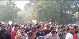 ਜਲੰਧਰ : ਰੇਹੜੀ-ਫੜ੍ਹੀ ਵਾਲਿਆਂ ਨੇ ਘੇਰਿਆ CP ਦਫਤਰ, ਬੋਲੇ- ਜੇ ਰੇਹੜੀਆਂ ਨਾ ਲਾਉਣ ਦਿੱਤੀਆਂ ਤਾਂ ਭੁੱਖੇ ਮਰ ਜਾਵਾਂਗੇ