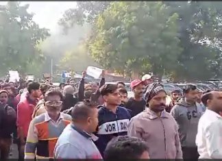 ਜਲੰਧਰ : ਰੇਹੜੀ-ਫੜ੍ਹੀ ਵਾਲਿਆਂ ਨੇ ਘੇਰਿਆ CP ਦਫਤਰ, ਬੋਲੇ- ਜੇ ਰੇਹੜੀਆਂ ਨਾ ਲਾਉਣ ਦਿੱਤੀਆਂ ਤਾਂ ਭੁੱਖੇ ਮਰ ਜਾਵਾਂਗੇ