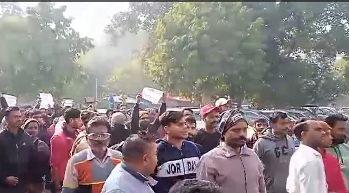 ਜਲੰਧਰ : ਰੇਹੜੀ-ਫੜ੍ਹੀ ਵਾਲਿਆਂ ਨੇ ਘੇਰਿਆ CP ਦਫਤਰ, ਬੋਲੇ- ਜੇ ਰੇਹੜੀਆਂ ਨਾ ਲਾਉਣ ਦਿੱਤੀਆਂ ਤਾਂ ਭੁੱਖੇ ਮਰ ਜਾਵਾਂਗੇ