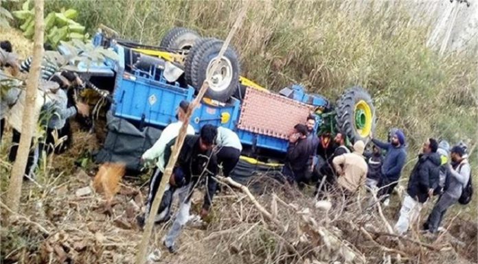 ਸ੍ਰੀ ਫਤਿਹਗੜ੍ਹ ਸਾਹਿਬ ਮੱਥਾ ਟੇਕਣ ਜਾ ਰਹੀ ਸੰਗਤ ਨਾਲ ਹਾਦਸਾ, ਇਕ ਵਾਹਨ ਨੂੰ ਓਵਰਟੇਕ ਕਰਦਿਆਂ ਪਲਟੀ ਟਰੈਕਟਰ-ਟਰਾਲੀ